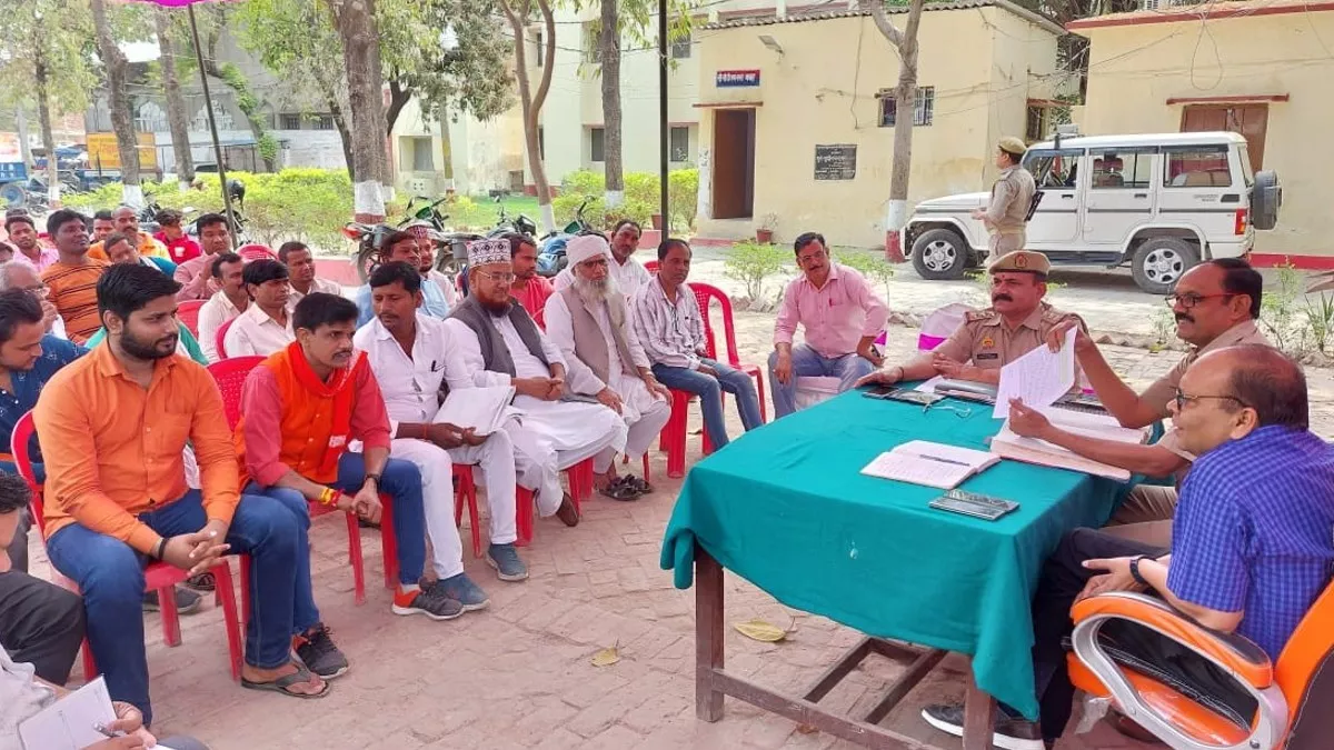 पीस कमेटी की बैठक को संबोधित करते सीओ उमाशंकर उत्तम। जागरण