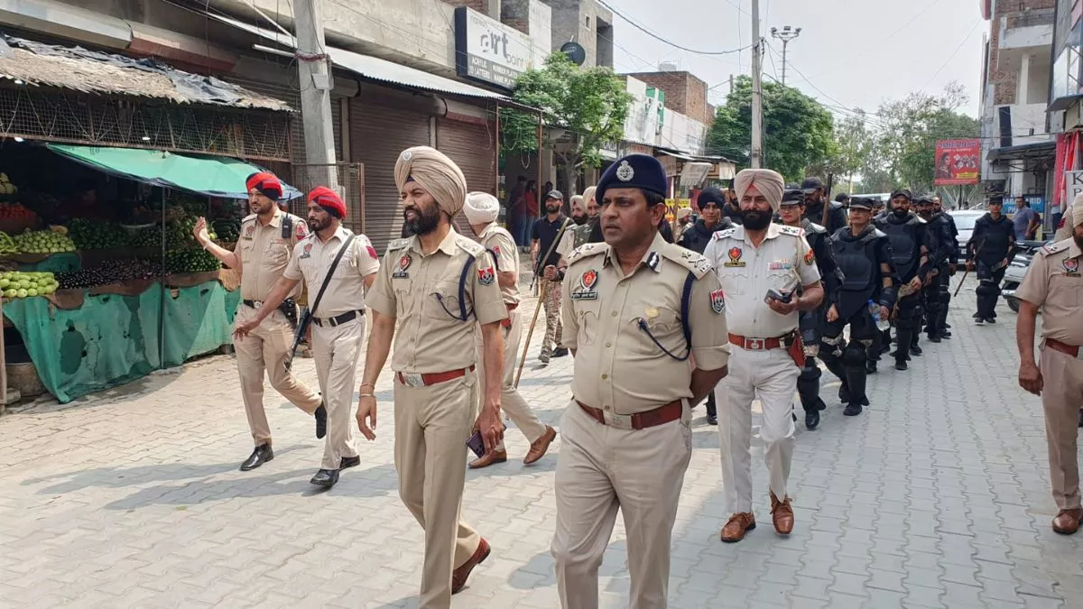 अमृतपाल पर कार्रवाई के बाद पंजाब में तनाव, पैरा मिलिट्री फोर्स की तैनाती; बड़े गुरुद्वारों की बढ़ाई गई सुरक्षा