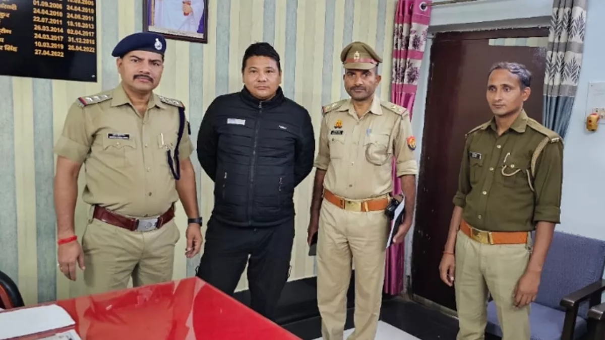 पकड़े गए आरोपी के साथ आरपीएफ इंस्पेक्टर मुकेश कुमार सिंह व लखनऊ पुलिस की टीम