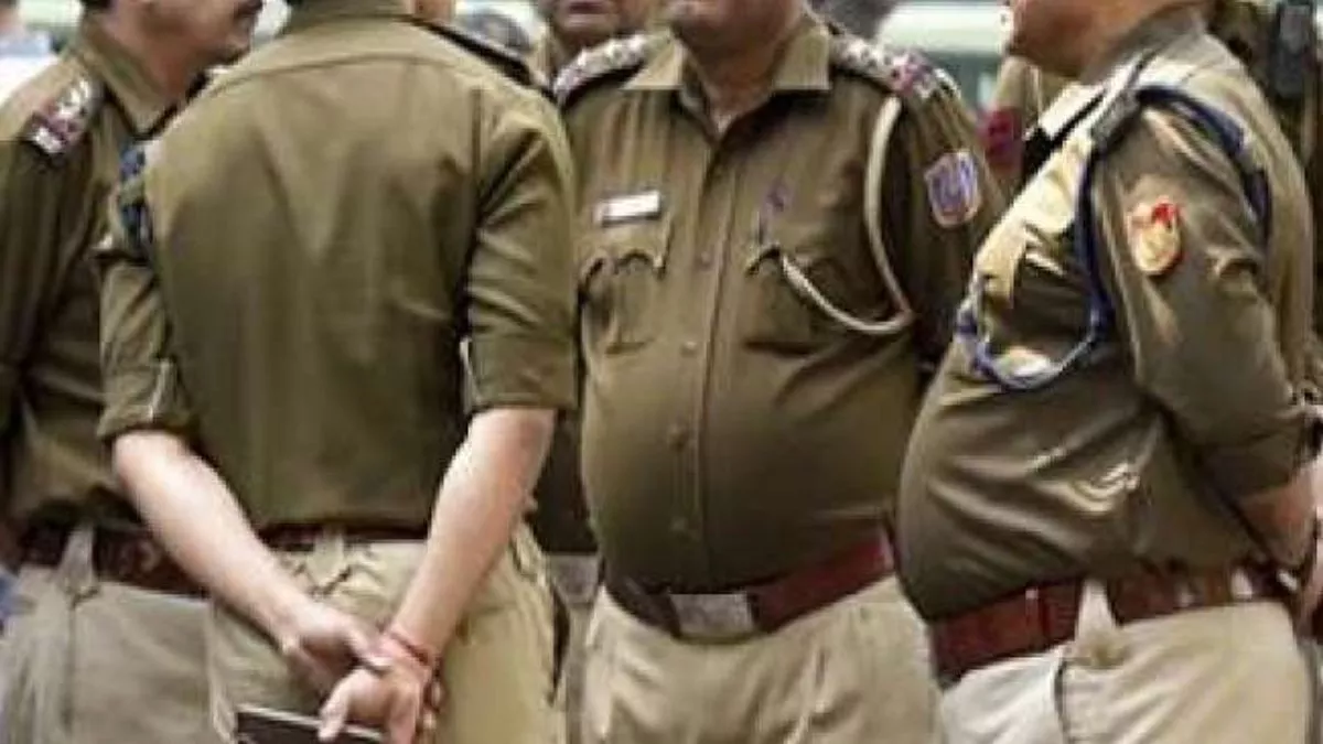 प्रॉपर्टी डीलर की भूमि पैमाइश में गए चार पुलिसकर्मी लाइन हाजिर। (प्रतीकात्मक तस्वीर)