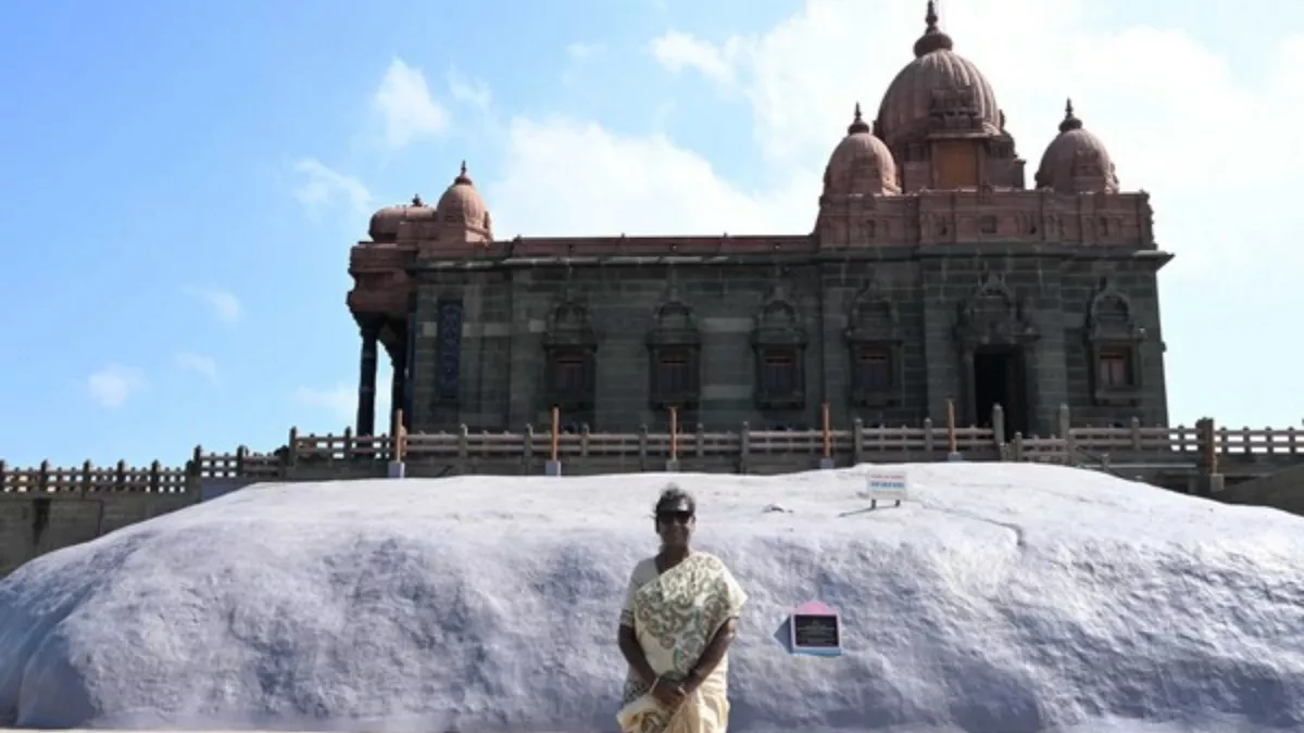 राष्ट्रपति द्रौपदी मुर्मू ने तमिलनाडु के कन्याकुमारी में विवेकानंद रॉक मेमोरियल का दौरा किया। (फोटो/भारत के राष्ट्रपति ट्विटर)