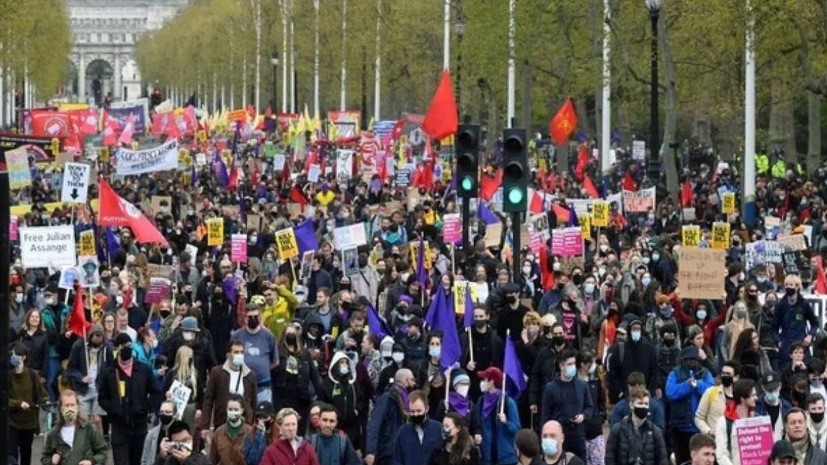 यूके सरकार के अवैध प्रवासन विधेयक के खिलाफ लंदन में लोगों ने किया विरोध प्रदर्शन