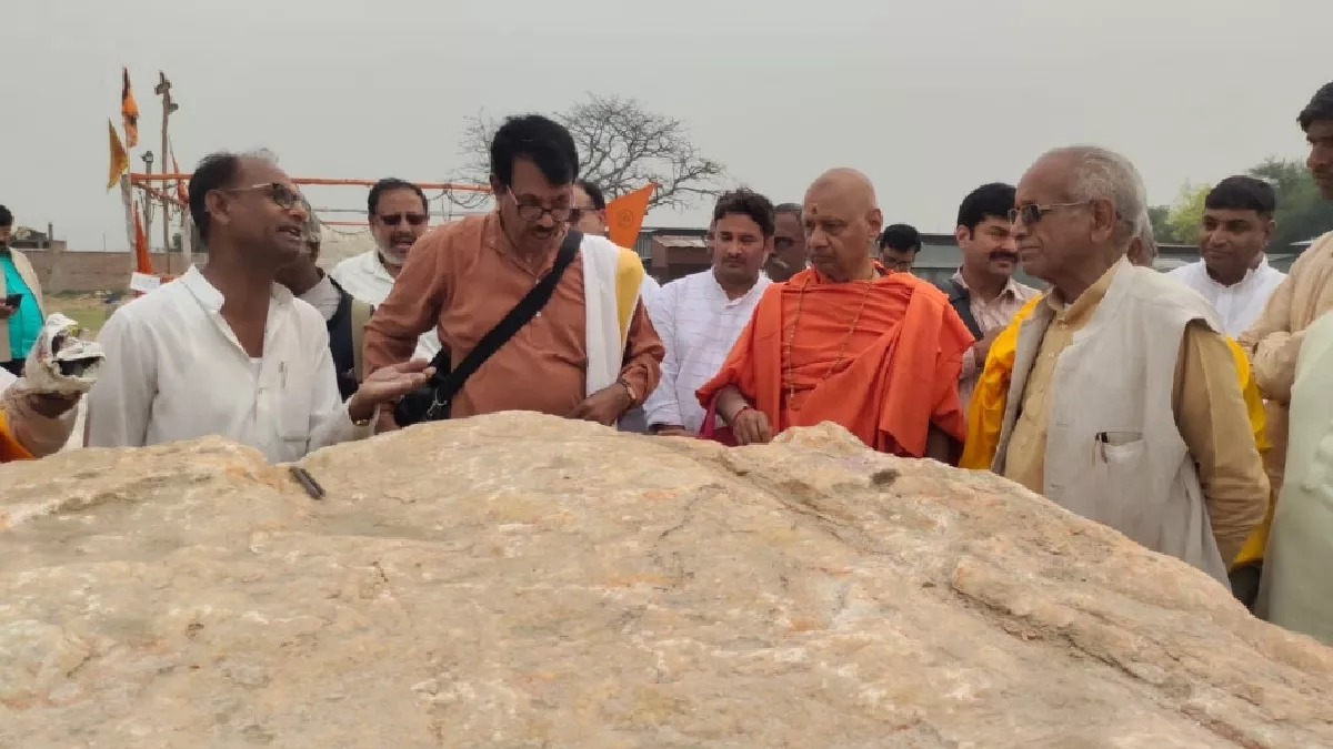 Ayodhya News: महासचिव चंपतराय(दाएं से प्रथम) एवं कोषाध्यक्ष गोविंददेव गिरि(दाएं से दूसरे) के साथ देश के चुनिंदा मूर्तिकार