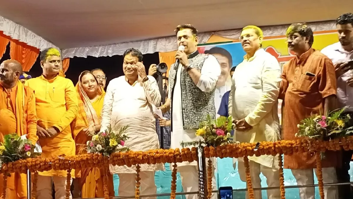 सांसद रवि किशन साथ में सांसद रवीन्द्र कुशवाहा व विधायक केतकी सिंह व अन्य। जागरण