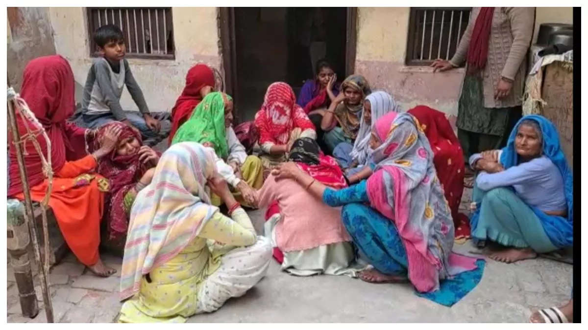 घर में विलाप करती परिवार की महिलाएं।