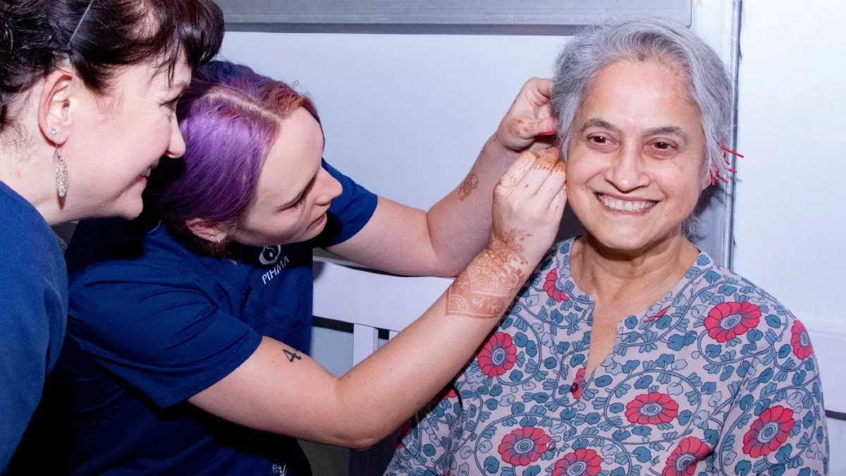 परमार्थ निकेतन में आयोजित एक्यूपंचर व प्राकृतिक चिकित्सा शिविर में मरीजों का उपचार करते चिकित्सक। जागरण