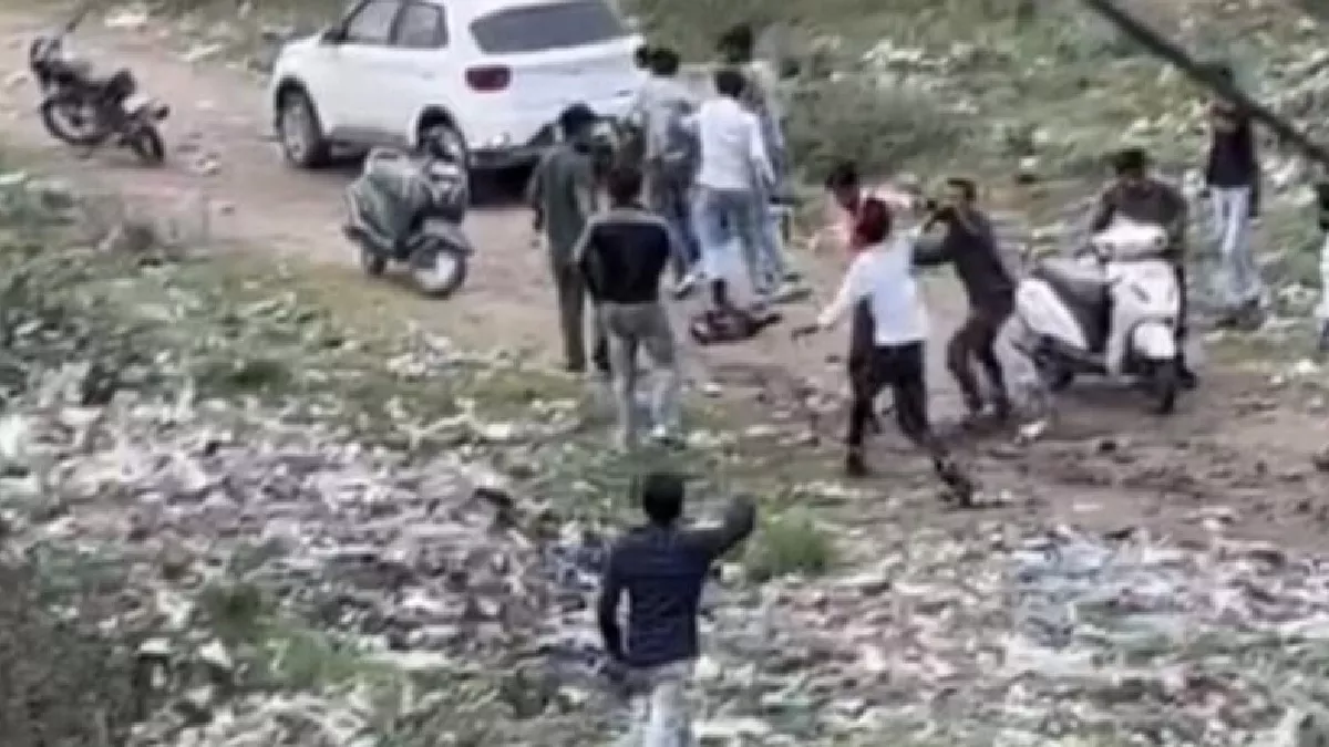 स्कूटी सवार को पीटते युवक: सुधि पाठक