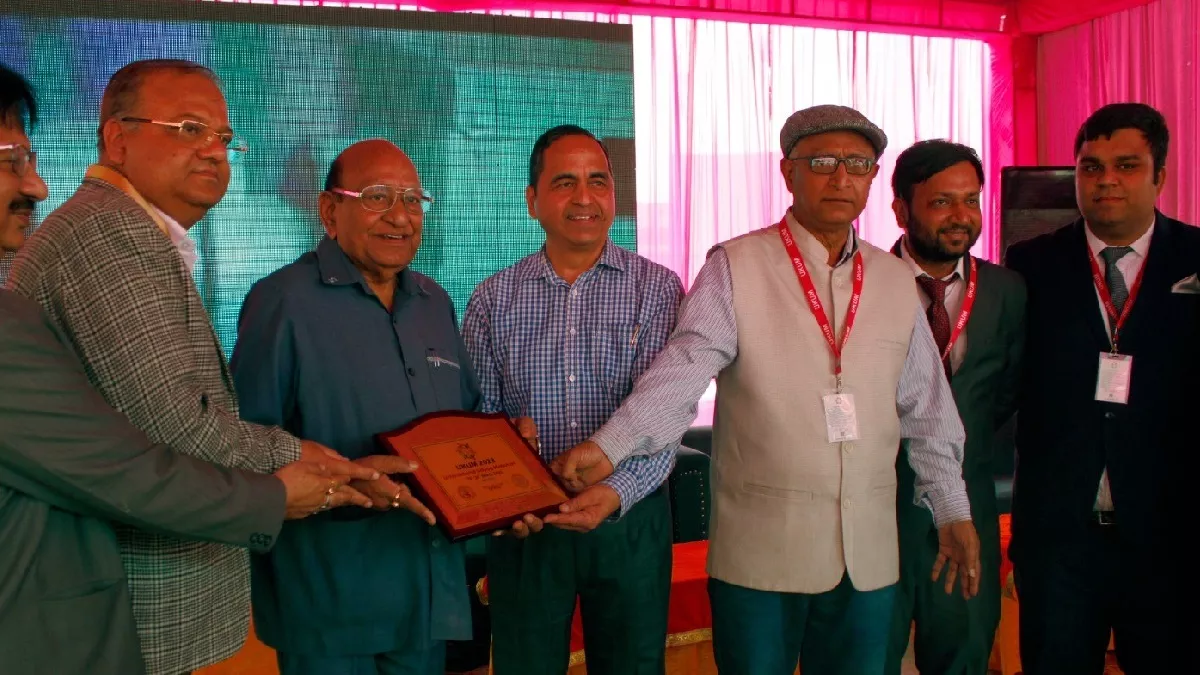 उद्योग महोत्सव के दौरान क्वांटम विवि के संस्थापक श्याम सुंदर अग्रवाल को स्मृति चिन्हत प्रदान करते उद्यमी: जागरण