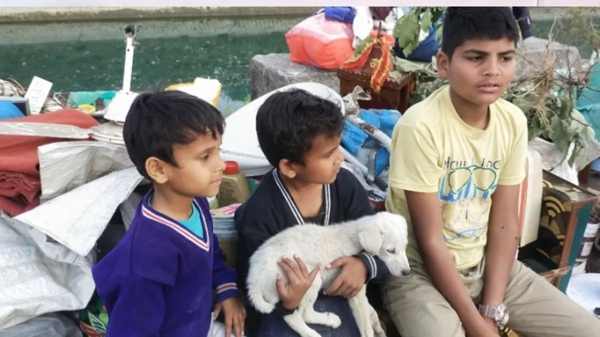 ढकरानी क्षेत्र में शक्तिनहर किनारे अवैध कब्जे ध्वस्तीकरण के बाद सामान के साथ निराश बैठे बच्चे। जागरण