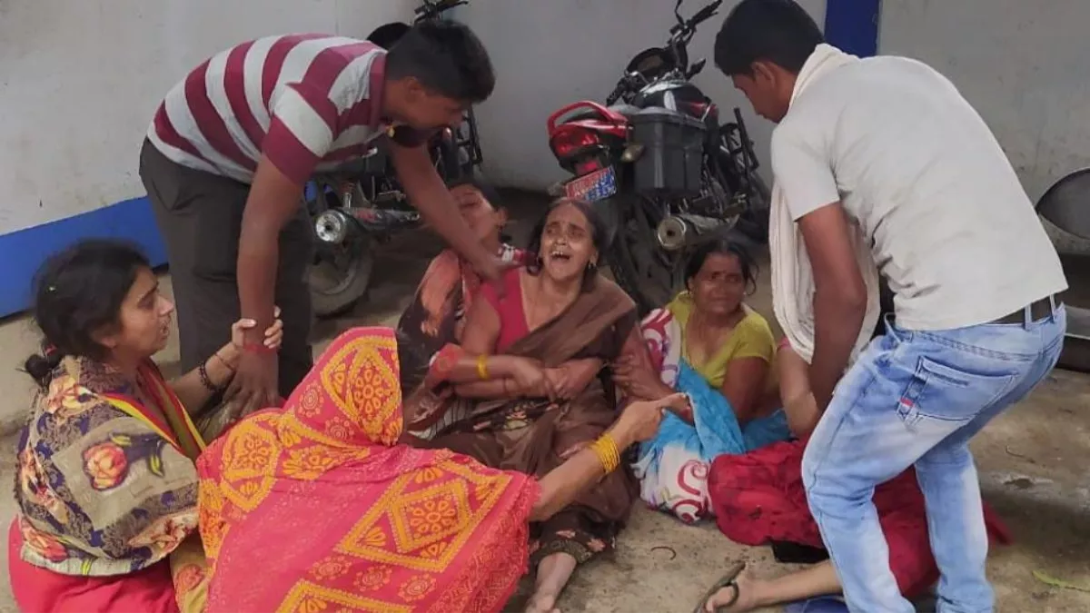 शेखपुरा में युवक की मौत के बाद रोते-बिलखते परिजन। जागरण