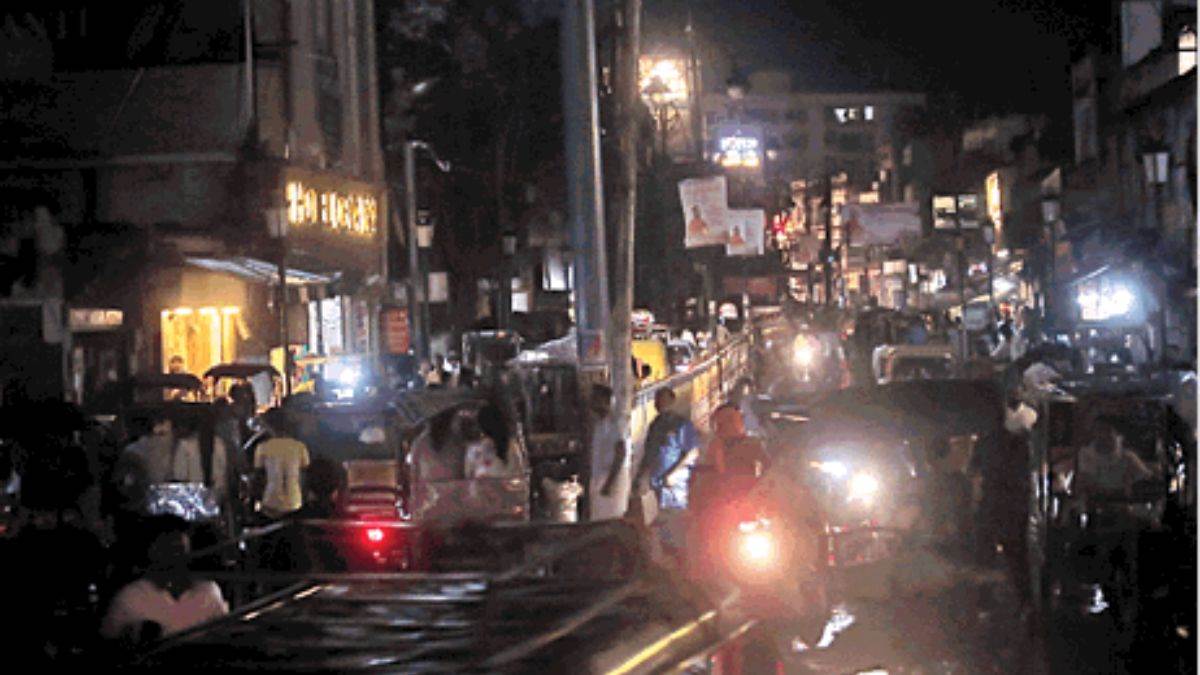 वाराणसी में बिजली कर्मियों की हड़ताल से बिगड़े हालात, 36 घंटे के लिए