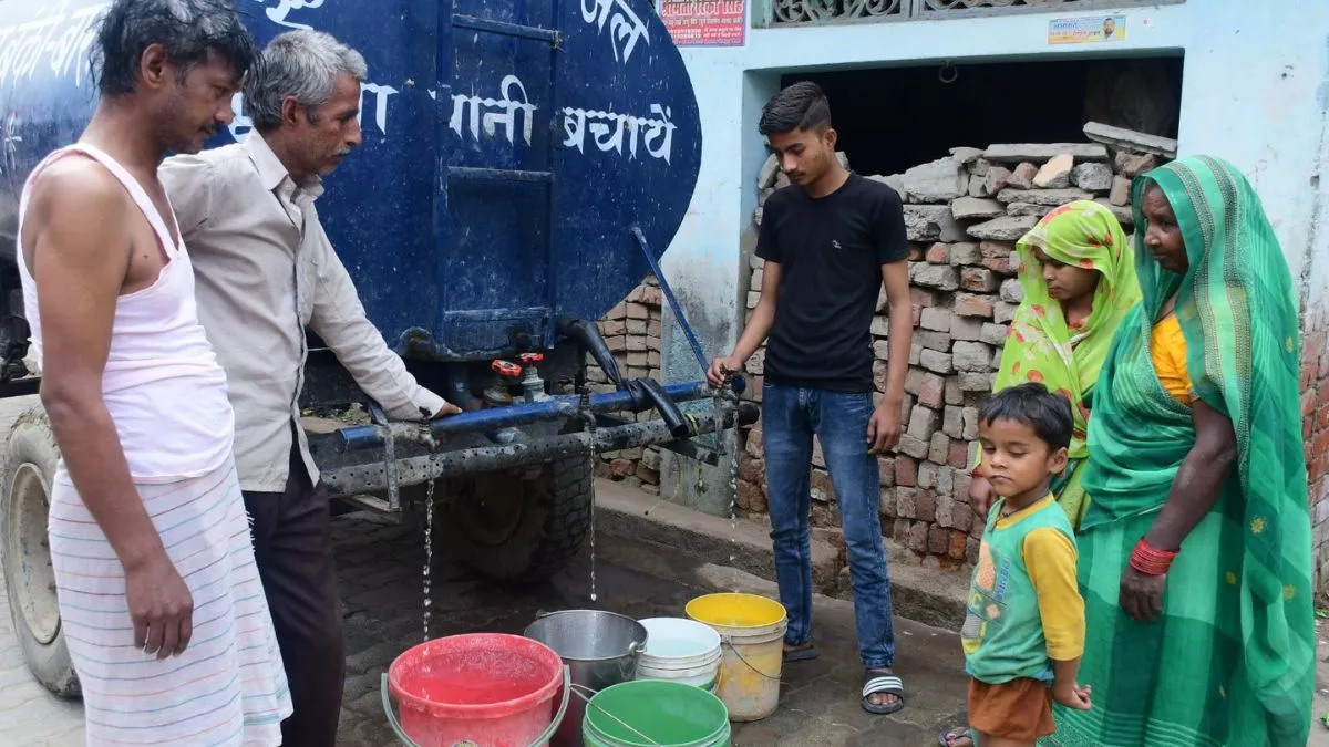 Barabanki: 1700 गांवों में बिजली व्यवस्था धराशाई, गांव और शहर में हाहाकार; रेलवे स्टेशन पर चलाना पड़ा जनरेटर