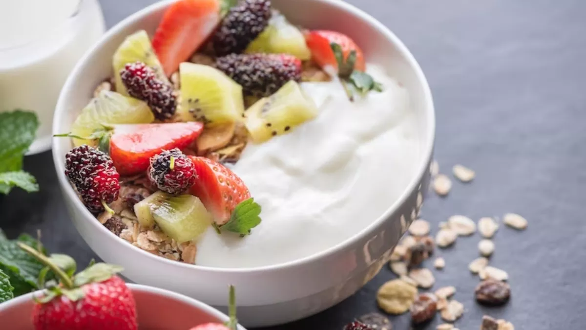 Weight Loss with Yogurt: वजन कम करने की कोशिश में हैं, तो दही के साथ शामिल करें ये फूड आइटम्स
