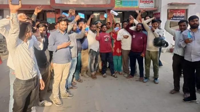 विजयनगर थाने पर मौजूद ठगी के पीड़ित। जागरण