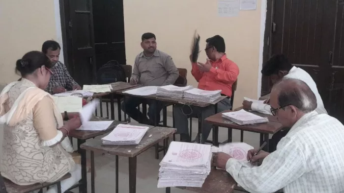 शहर के राजकीय इंटर कॉलेज में यूपी बोर्ड की उत्तर पुस्तिकाओं का मूल्यांकन करते परीक्षक। जागरण