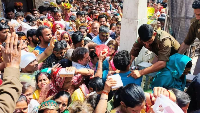 रंगभरी एकादशी से पहले बांकेबिहारी मंदिर में उमड़ा जनसैलाब में एक की दबने से मौत