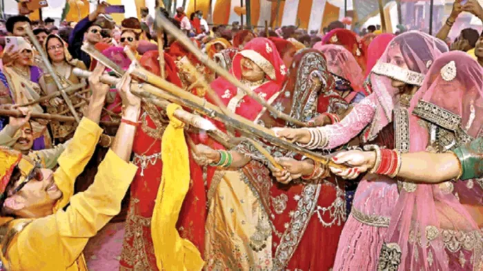 Mathura News: छड़ीमार होली खेलती हुरियारिनें। फोटो फाइल