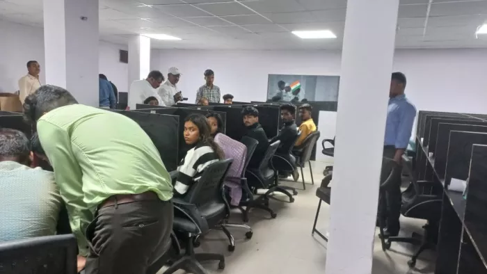 कॉल सेंटर में छापामारी करती सीआईडी की टीम (फोटो सोर्स- जागरण)