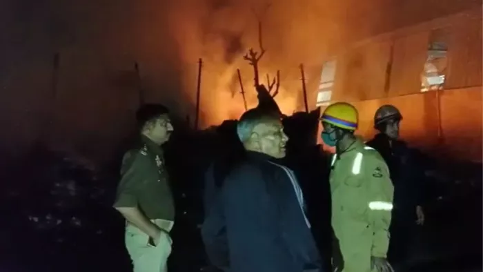Ghaziabad Fire News: पुराने कपड़ों के गोदाम में लगी भीषण आग