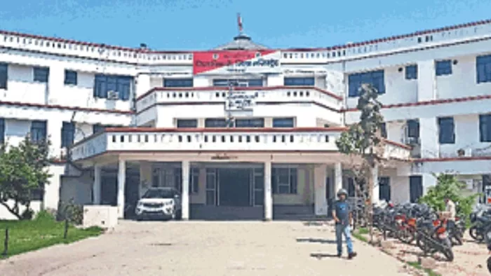 चुनावी व्यस्तता के चलते कहीं अधिकारी ही नहीं पहुंचे।