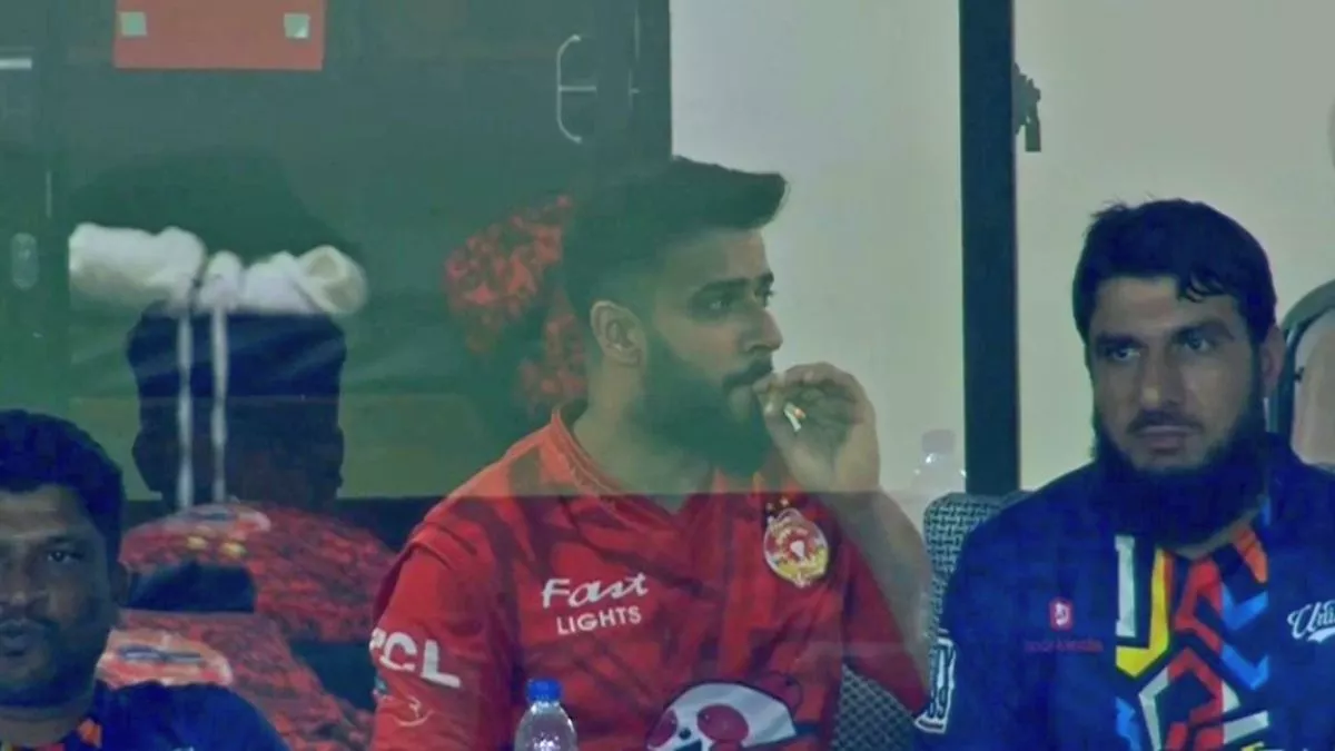 PSL Final: ड्रेसिंग रूम में दम मारो दम! Imad Wasim ने मैच के दौरान लगाए सिगरेट के कश; फैंस ने दिए मजेदार रिएक्शन्स