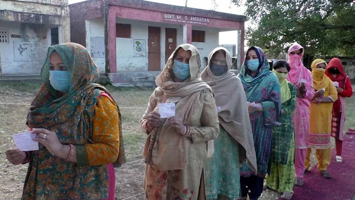 जम्मू-कश्मीर में सीमा से सटे गांवों में चुनावी चर्चाएं शुरू, क्या है यहां के चुनावी मुद्दे? जनता ने बताया किसे देंगे समर्थन