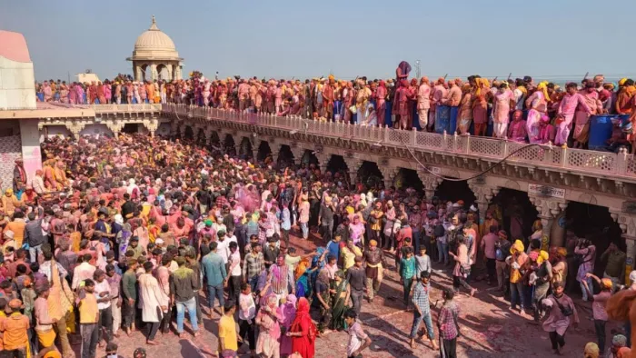 नंदगांव में उमड़ा लोगों का हुजूम, लट्ठमार होली खेलने पहुंचने लगे बरसाना के हुरियारे