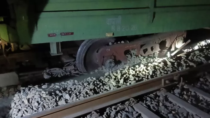 बगहा में मिलिट्री ट्रेन की दो बोगी पटरी से उतरीं