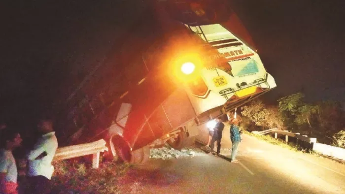 कलवर्ट को तोड़कर नीचे खिसक गई बस, बाल-बाल बचे यात्री।