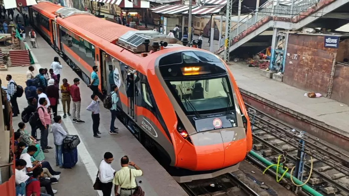 पटना-लखनऊ वंदे भारत सोमवार से पटना जंक्शन से लखनऊ के लिए खुली। जागरण