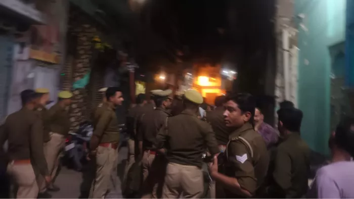 Pilibhit News: बगैर अनुमति लाउडस्पीकर बजाने पर तनातनी, फोर्स ने किया रूट मार्च