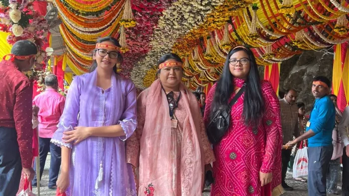 सीता सोरेन अपनी दोनों बेटियों के साथ। फोटो- सोशल मीडिया।
