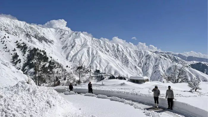 Himachal Weather News: मैदानों में धूप, रोहतांग और शिंकुला में हल्का हिमपात। फाइल फोटो
