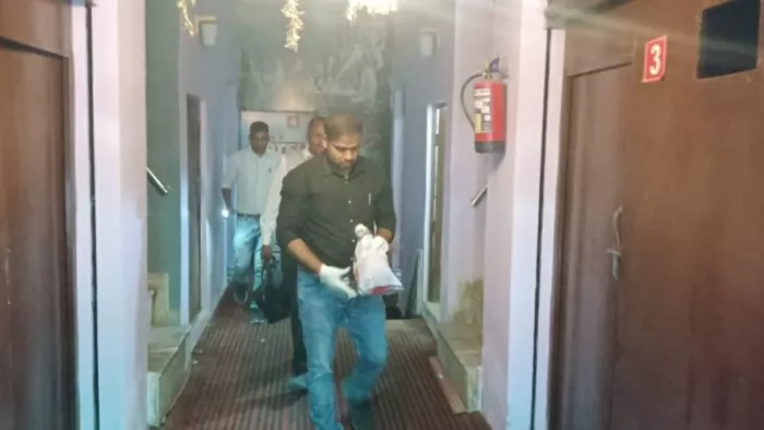 Agra News: होटल में लड़की से दुष्कर्म की सूचना के बाद जांच करती फोरेंसिक टीम।