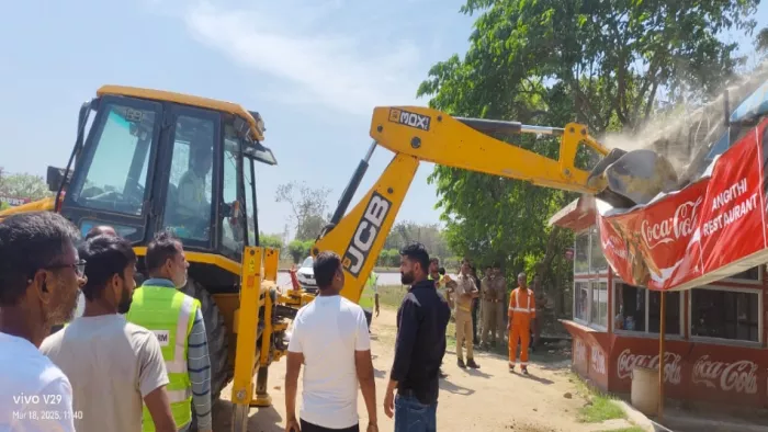 कोनी बाईपास फोरलेन पर अतिक्रमण हटाता बुलडोजर। जागरण