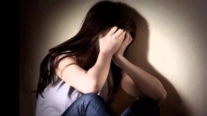 छात्रा ने रोते हुए मां को बताई आपबीती।- सांकेतिक तस्वीर
