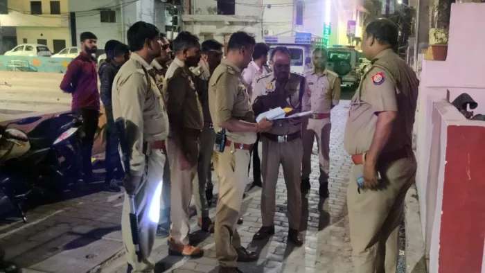 हत्या की घटना के बाद मौके पर जुटी पुलिस। जागरण