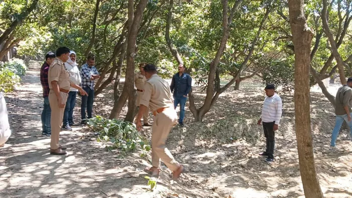 जंगल में साक्ष्य एकत्रित करती पुलिस - जागरण