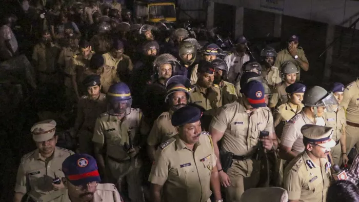 Nagpur Violence: प्रदर्शनकारियों ने महिला पुलिसकर्मियों के साथ छेड़छाड़ की।(फोटो सोर्स: पीटीआई)