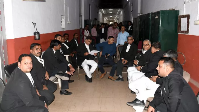 निबंधन व स्टांप मुख्यालय लखनऊ ले जाने के विरोध में धरना प्रदर्शन करते पदाधिकारी व अधिवक्ता। जागरण