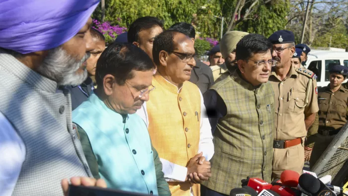 चंडीगढ़ में किसानों के साथ बैठक के बाद शिवराज सिंह चौहान (फोटो पीटीआई)