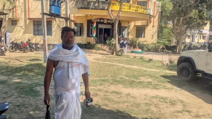 जिला शिक्षण एवं प्रशिक्षण संस्थान पर तीर और लोटा लेकर पहुंचे शिक्षक रामजी विश्वकर्मा। जागरण