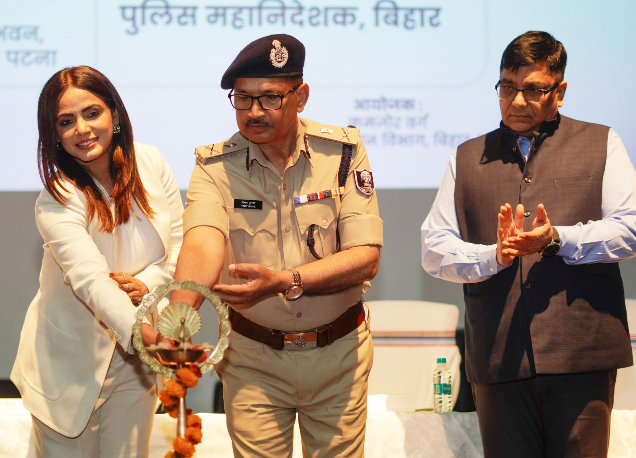 biharr(1) 'વૃદ્ધો અશ્લીલ ડાન્સ જોશે તો બાળકો રેપિસ્ટ' બનશે, બિહાર DGPનું મોટું નિવેદન