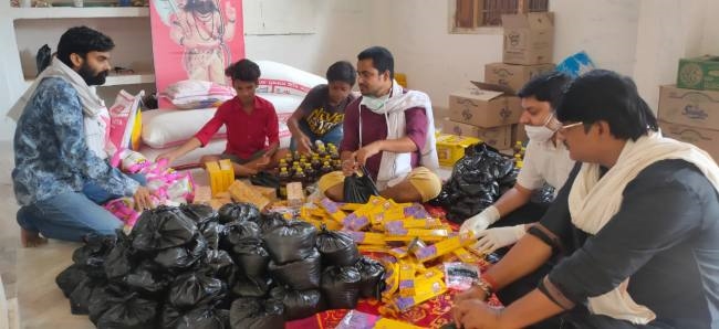 लोगों के बीच खाद्य सामग्री बांट रहा ब्राह्माण महासभा