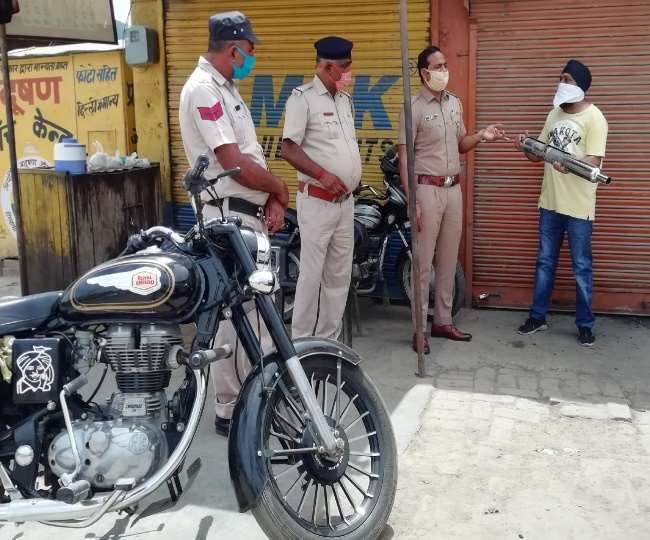 Traffic incharge caught rider during firecrackers sound from ...