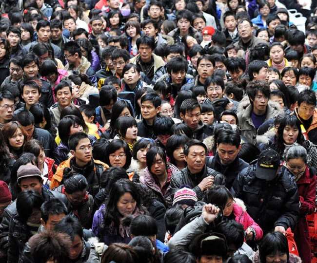 चीन में आबादी कम होने से माल की मांग घटने का खतरा।