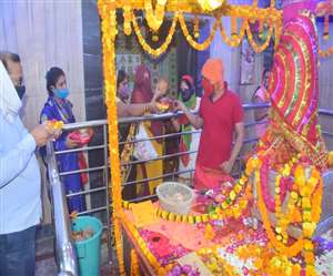 नवरात्र में देवी मंदिरों में पूजन का दौर जारी है। श्रद्धालु कोरोना गाइडलाइन का पालन कर रहे हैं।