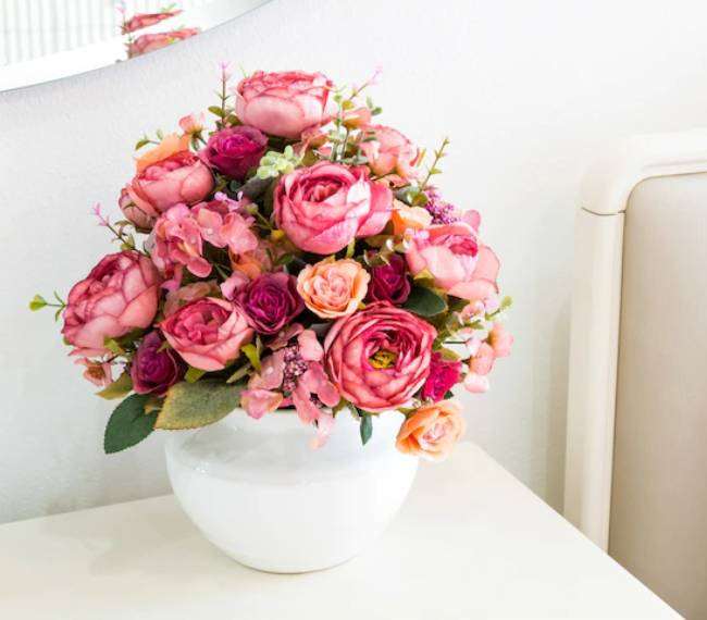 Vastu Tips भूलकर भी इस दिशा में न लगाएं आर्टिफिशियल फूल, सफलता के