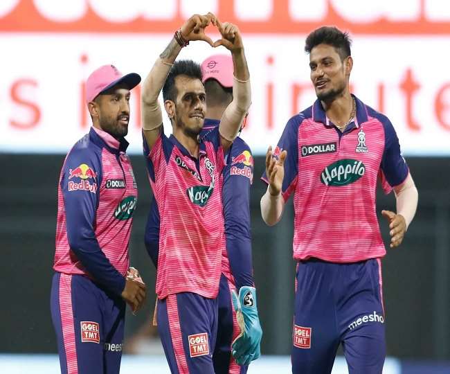राजस्थान के अपने साथी खिलाड़ियों के साथ चहल (एपी फोटो)