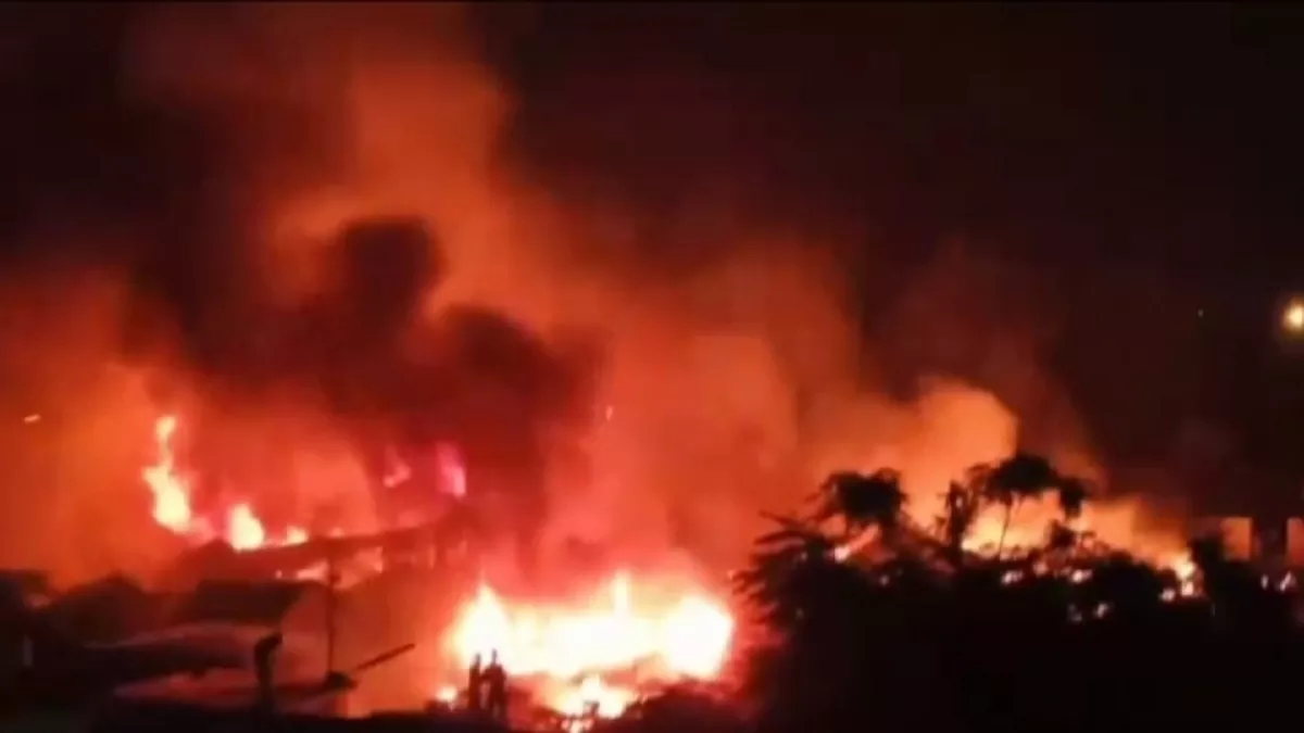 West Bengal: हावड़ा के एक बाजार में लगी भीषण आग, 100 से अधिक दुकानें जलकर खाक; चार घंटे बाद बुझाई गई आग